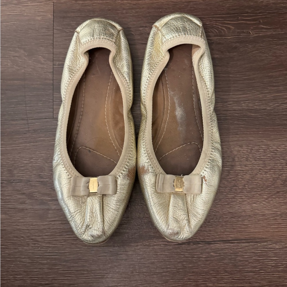 Ferragamo size 8 gold flats
